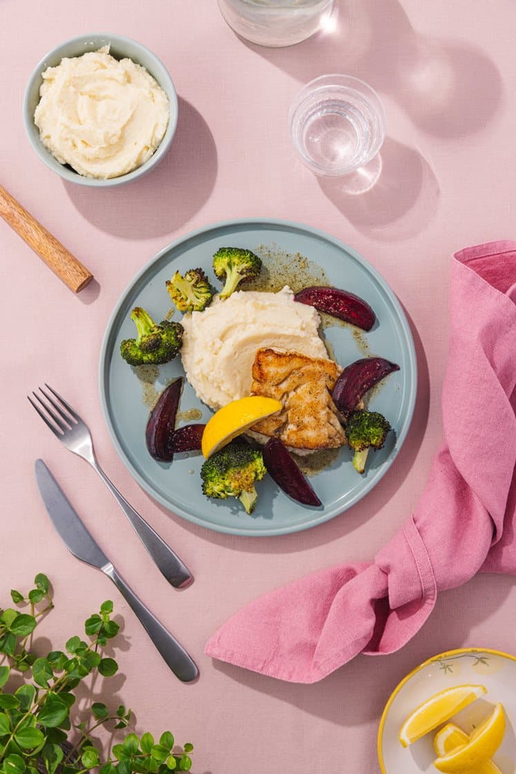 Pannestekt torsk med potet- og sellerirotmos, ovnsbakt brokkoli og brunet kryddersmør