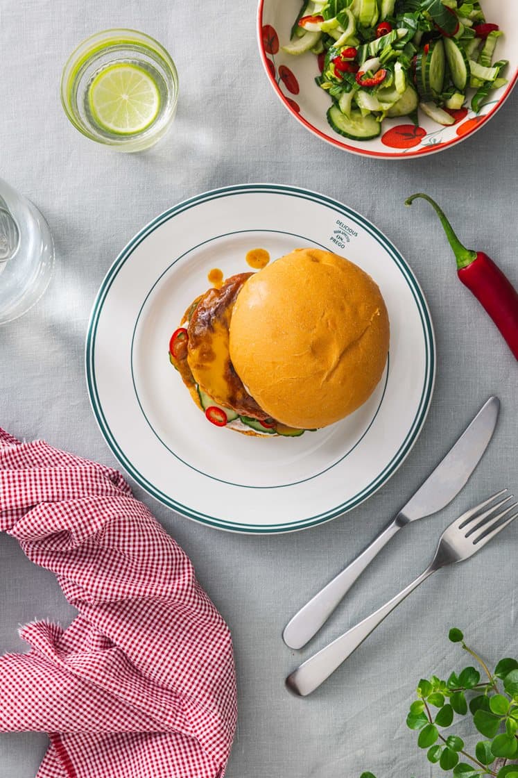 Mangoglasert ørretburger med cheddar og chili og asiatisk pak choysalat