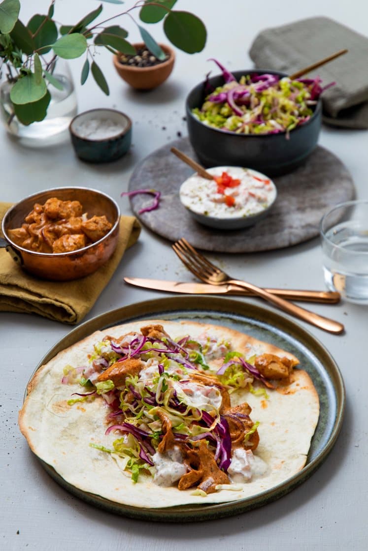 Indisk wrap med butter chicken og kålsalat 