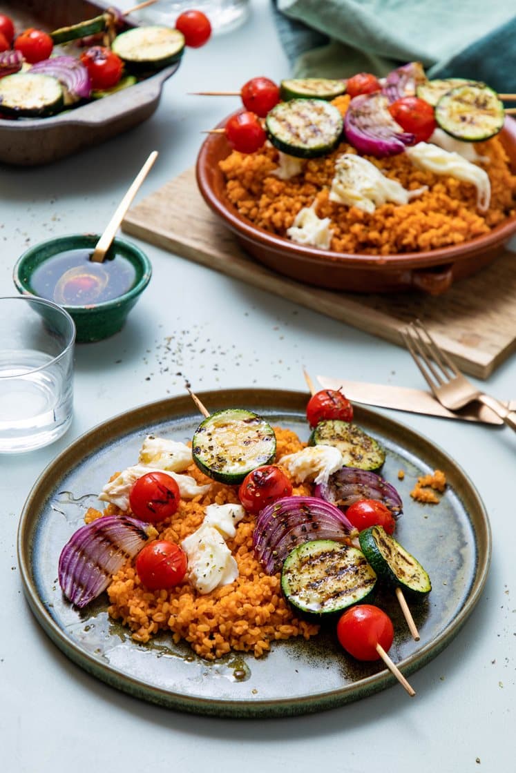 Tomatcouscous med grønnsaksspyd, toppet med fersk mozzarella 
