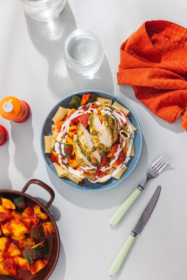 Ovnsbakt kyllingbryst med grønnsaker i tomatsaus, pasta og hvitløksdressing