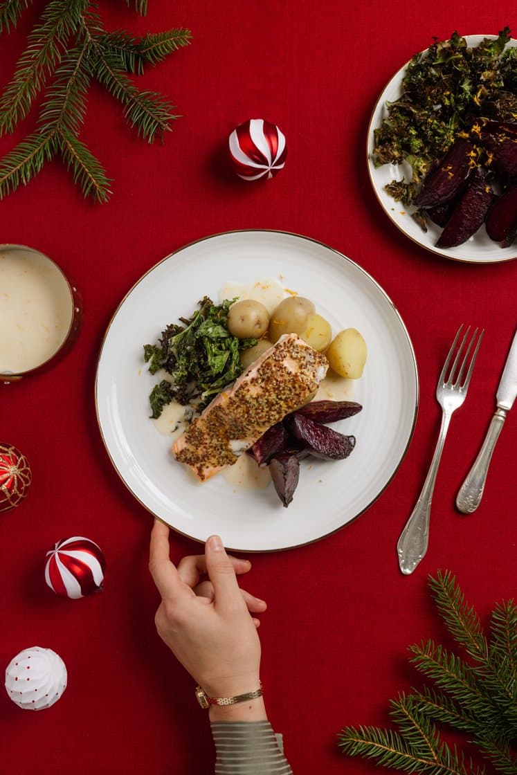 Sennepsbakt laks med rødbeter, grønnkål og kremet appelsinsaus 