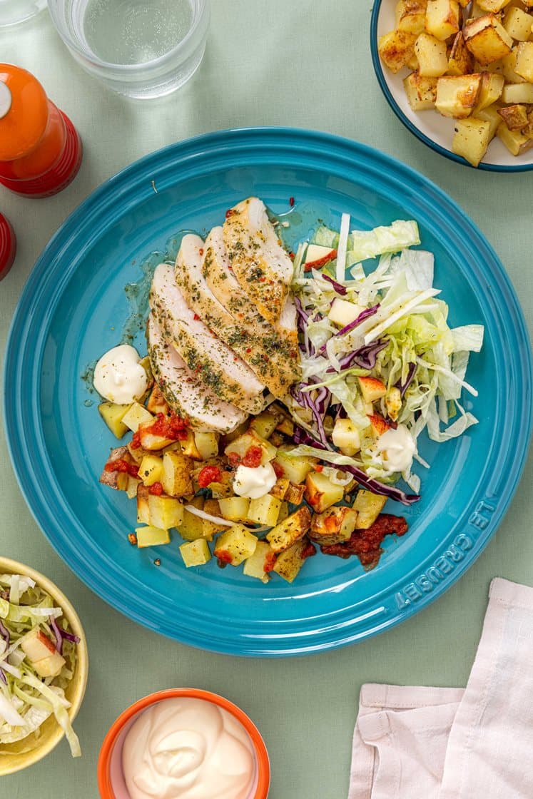 Krydret kyllingbryst med spanske poteter og frisk eplesalat