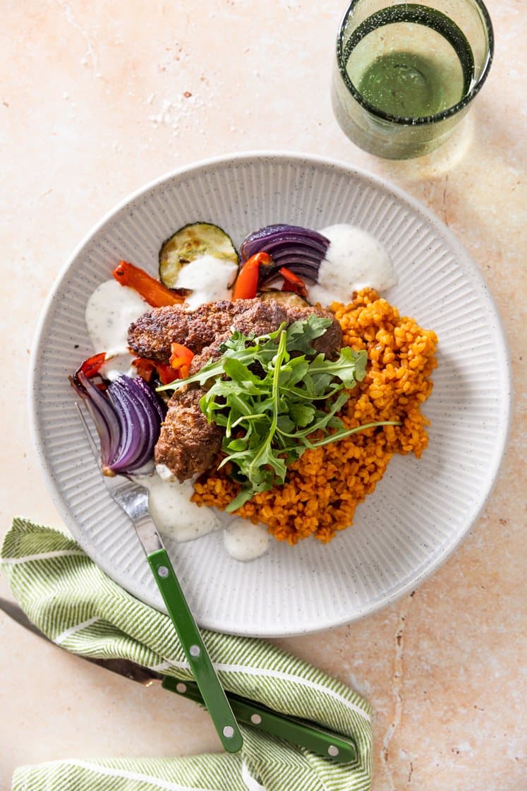 Adana-kebab med tomatbulgur, grønnsaker og krydderyoghurt