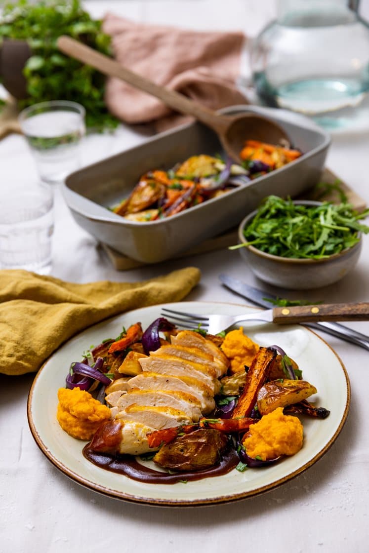 Kyllingbryst med estragonbakte rotgrønnsaker, gulrotkrem med brunet smør og rødvinssaus