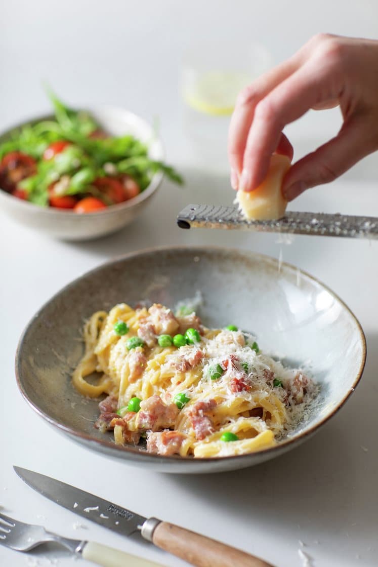 Pasta carbonara med bacon, ruccola- og tomatsalat og Grana Padano