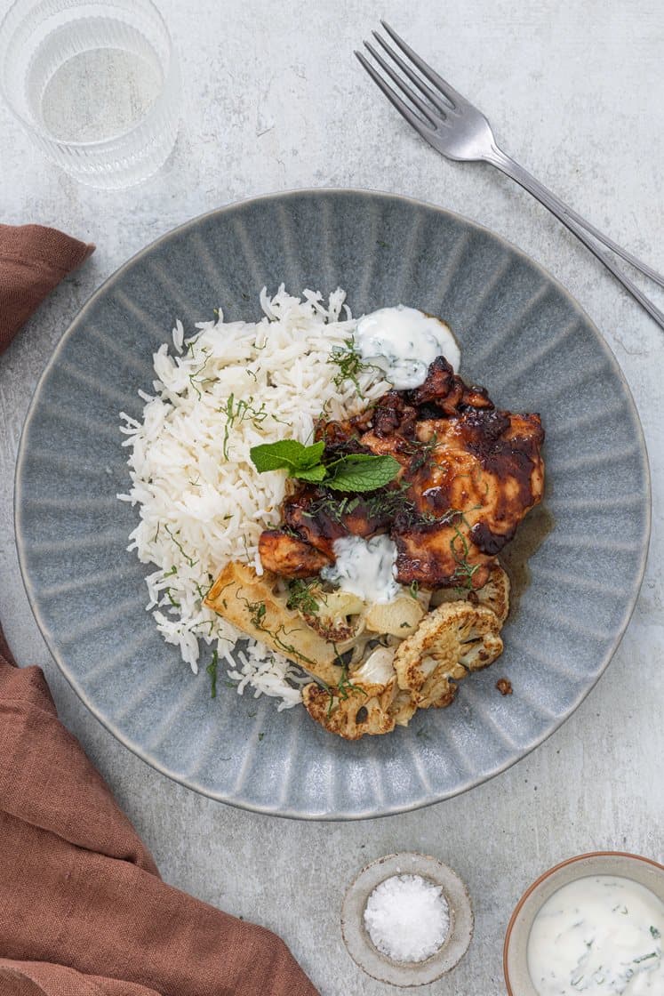 Daddelchutneymarinert kylling med ovnsbakte blomkålskiver, yoghurt og ris