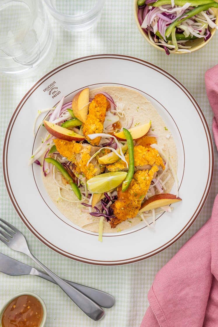 Crispy kyllinglår i wrap med kålsalat og søt chilisaus