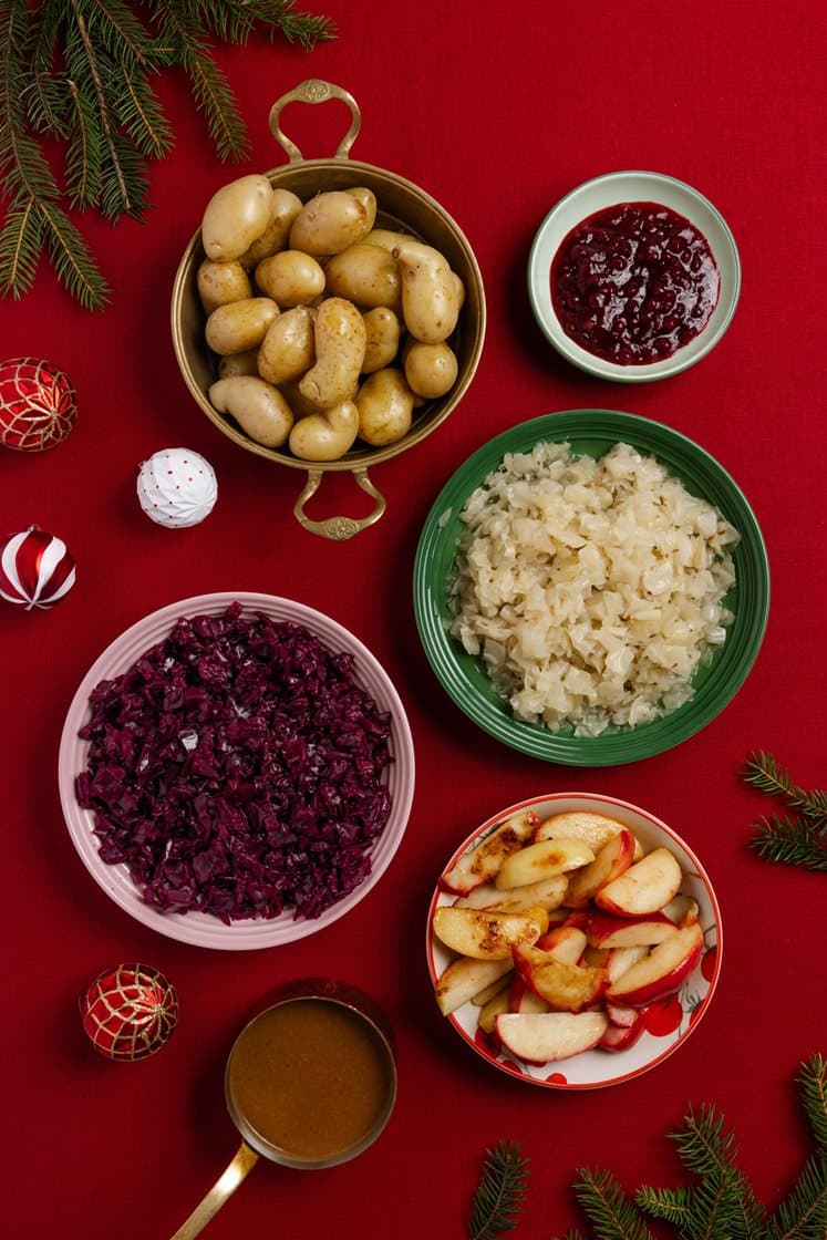 Alt tilbehøret - ferdiglaget surkål, rødkål og brun saus med poteter