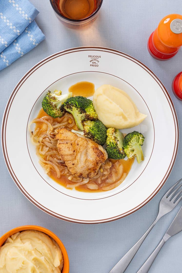 Pannestekt seifilet med karamellisert løk, potetmos og teriyakismør