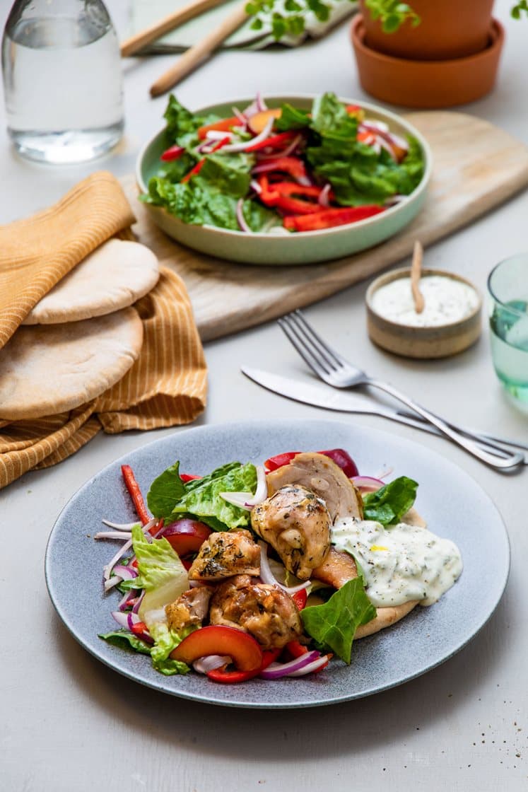 Estragonkylling med fullkornspita, sommersalat og tzatziki