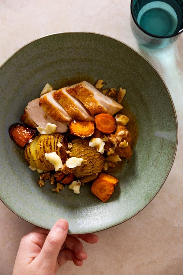 Stekt kylling med hasselbackpotet, servert med bakt gulrotkrem, valnøtter og chevre