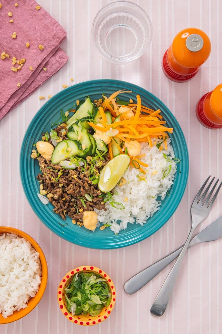 Rice bowl med hoisinstekt kjøttdeig, syltet agurk og peanøtter