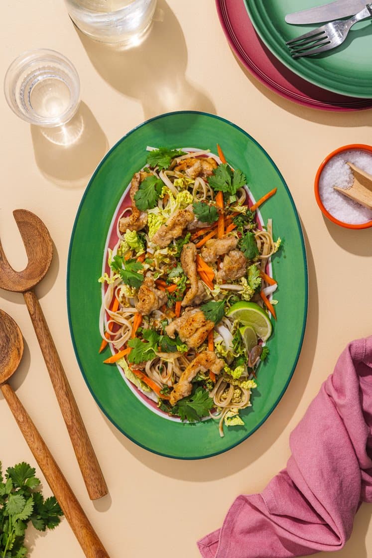 Asiatisk nudelsalat med sprøstekt kylling, kinakål og ingefær- og koriandersaus