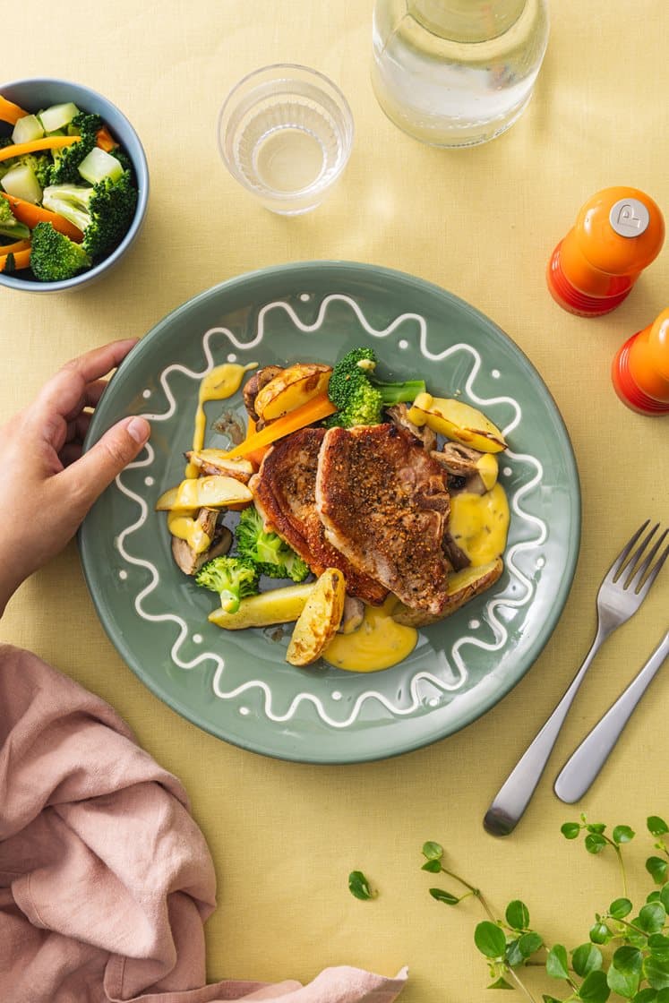 Sitrusstekt svinekam med ovnsbakte poteter og aromasopp, dampet brokkoli og bearnaisesaus