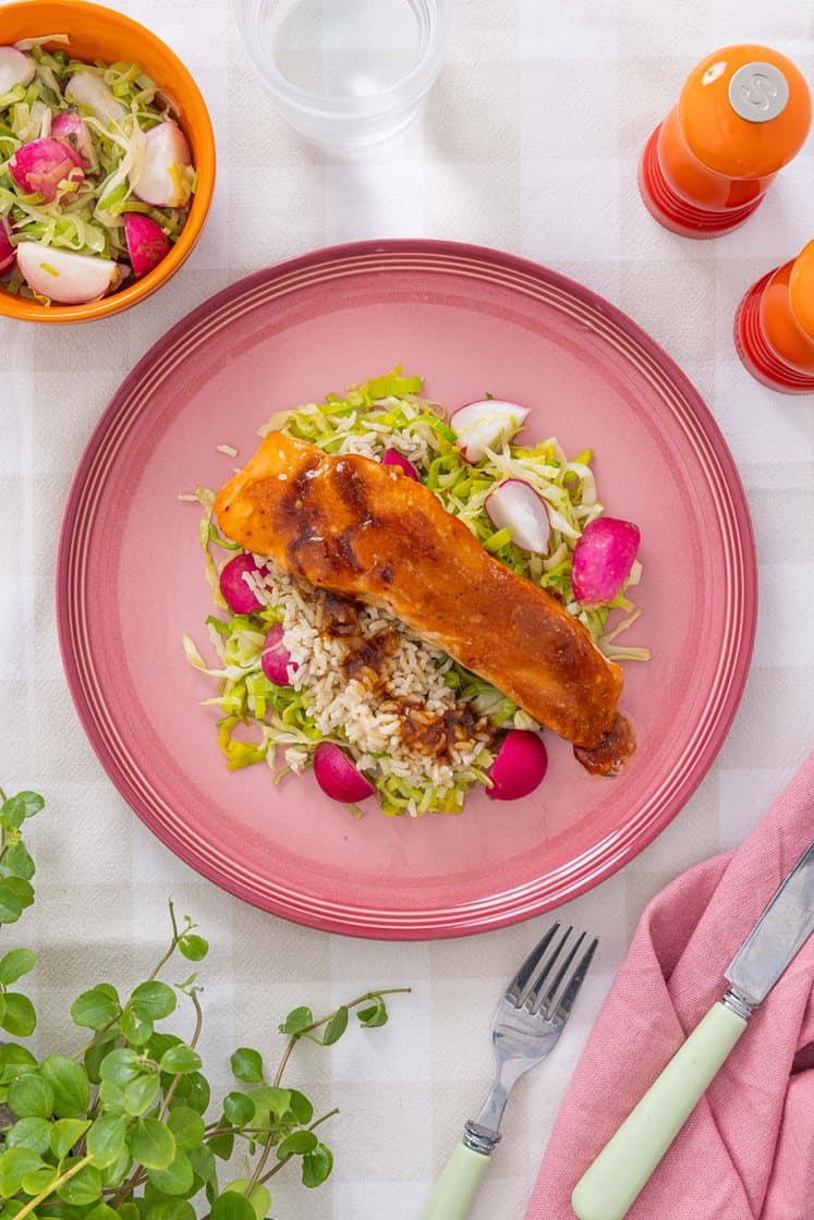 Laksefilet med pannestekt kål, fullkornsris og soya- og ingefærsaus