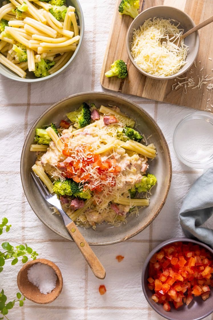 Kremet pasta med bacon, brokkoli, tomat og Grande Premium
