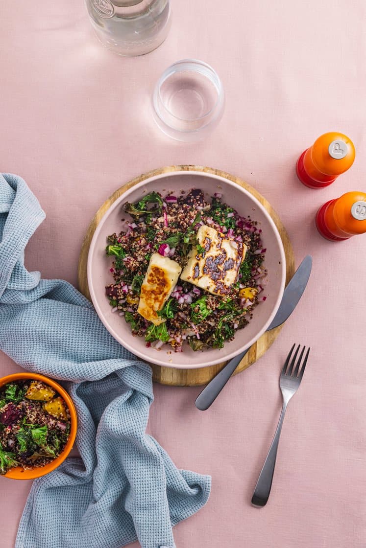 Quinoasalat med stekt halloumi, bakte beter og sprø grønnkål