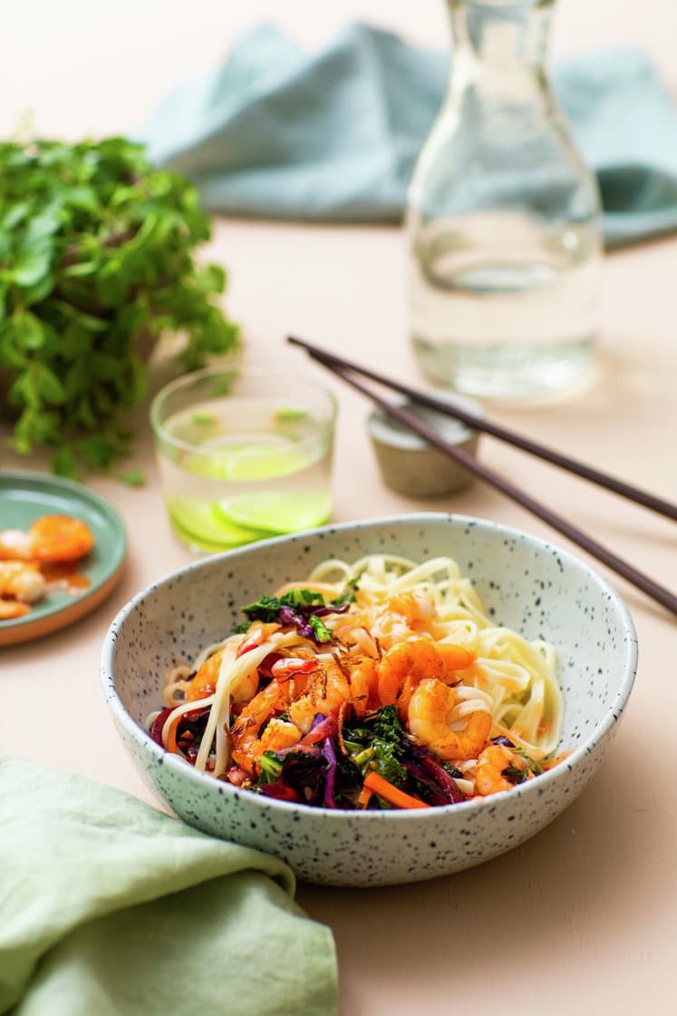 Scampiwok med nudler, sweet chilisaus og fritert ingefær  