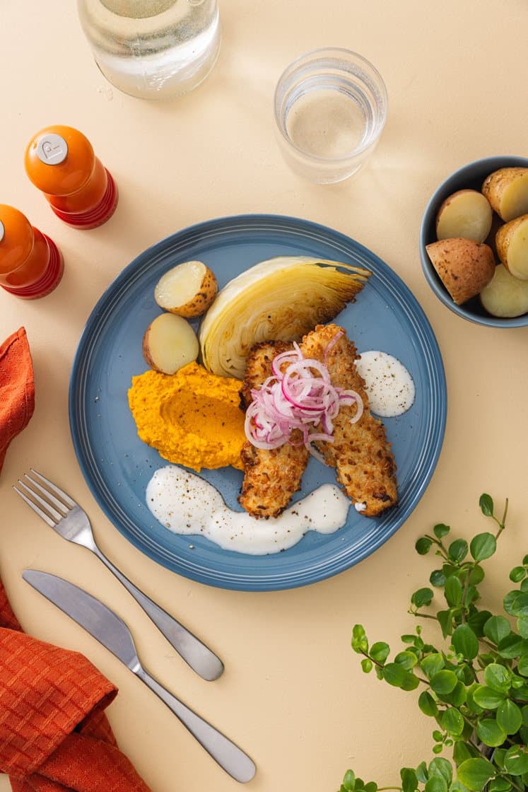 Panert torsk med gulrotkrem, stekt hodekål og lettsyltet rødløk