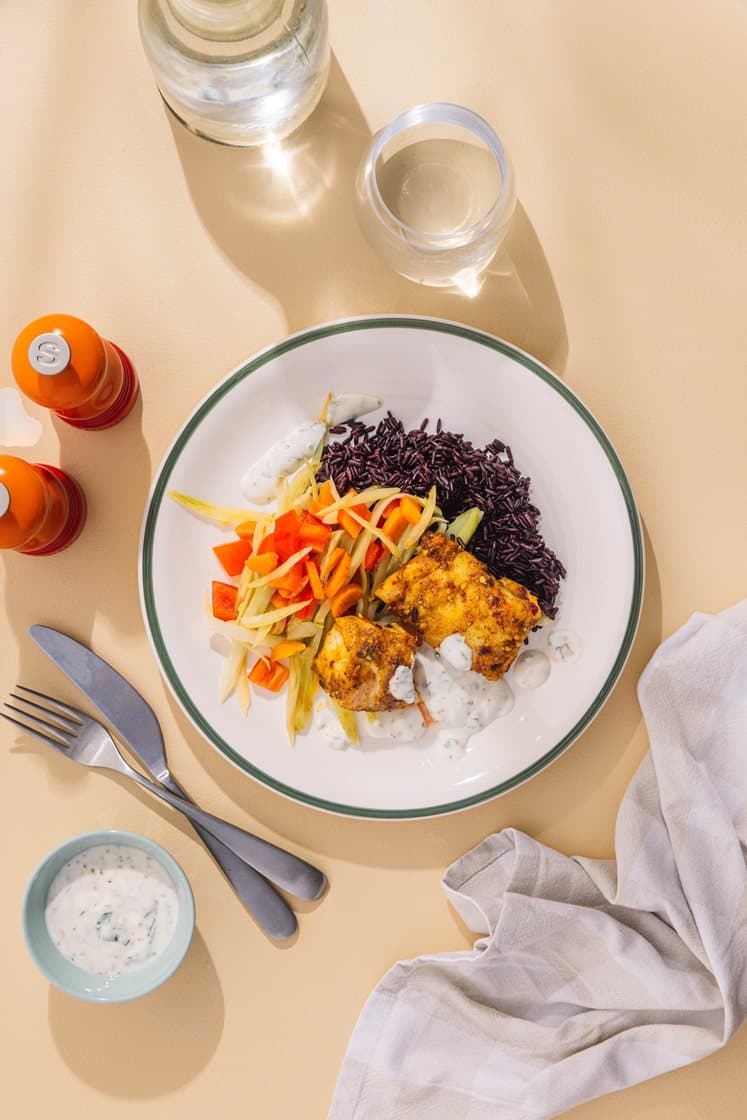 Garam masalakrydret lyr med pannestekte grønnsaker, svart ris og korianderyoghurt