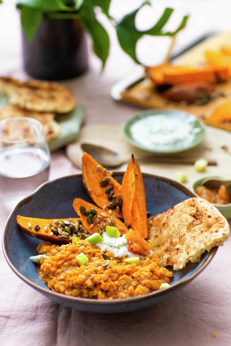 Indisk dhal med ovnsbakt søtpotet, mangochutney, eple og nanbrød