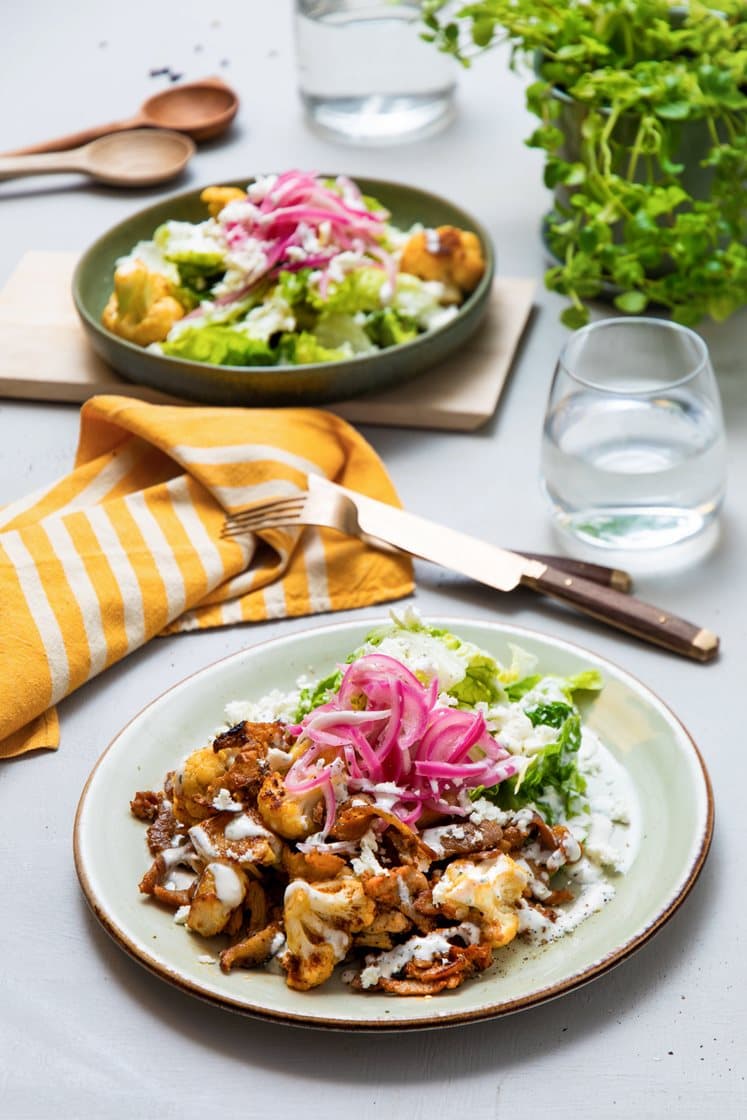 Sommersalat med gyroskjøtt, stekt blomkål, syltet rødløk og fetadressing