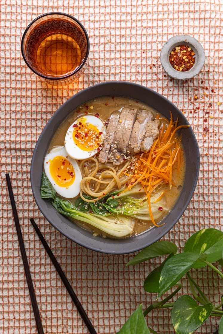 Ramen med kylling, bløtkokt egg og pak choy