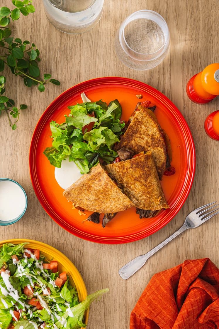 Quesadillas med marinert biff, paprikakompott og salat 