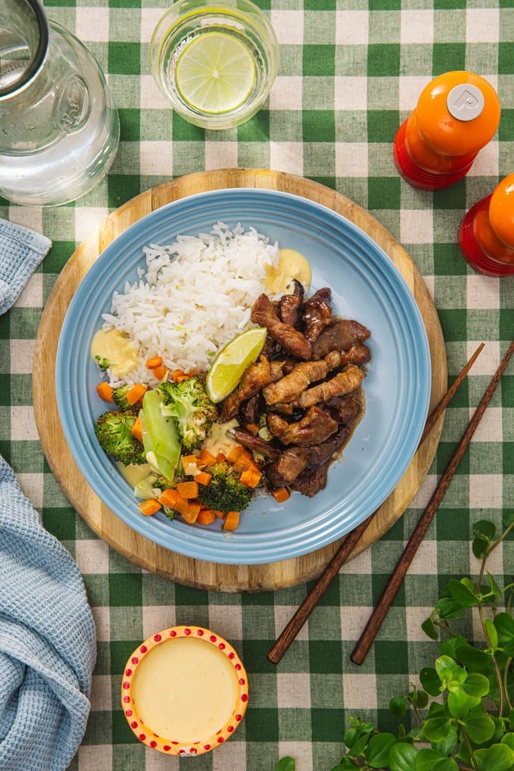 Hoisinstekte svinestrimler med grønnsaksris og curry- og mangodressing