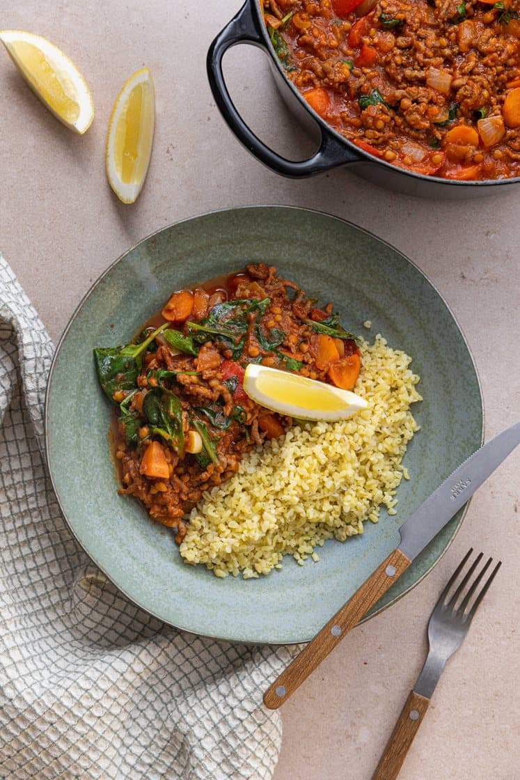 Storfe- og linsegryte med grønnsaker og sitronbulgur