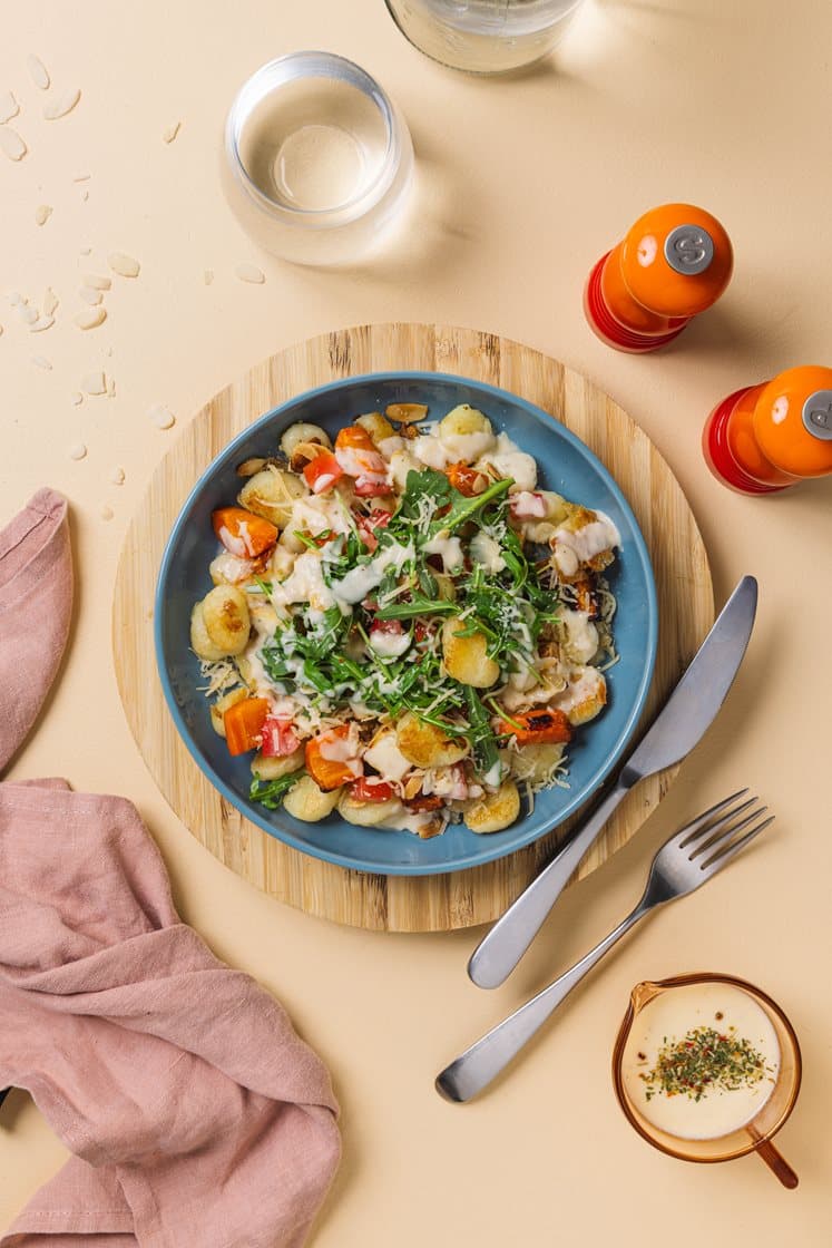 Sprøstekt gnocchi med ovnsbakte rotgrønnsaker og urtesaus