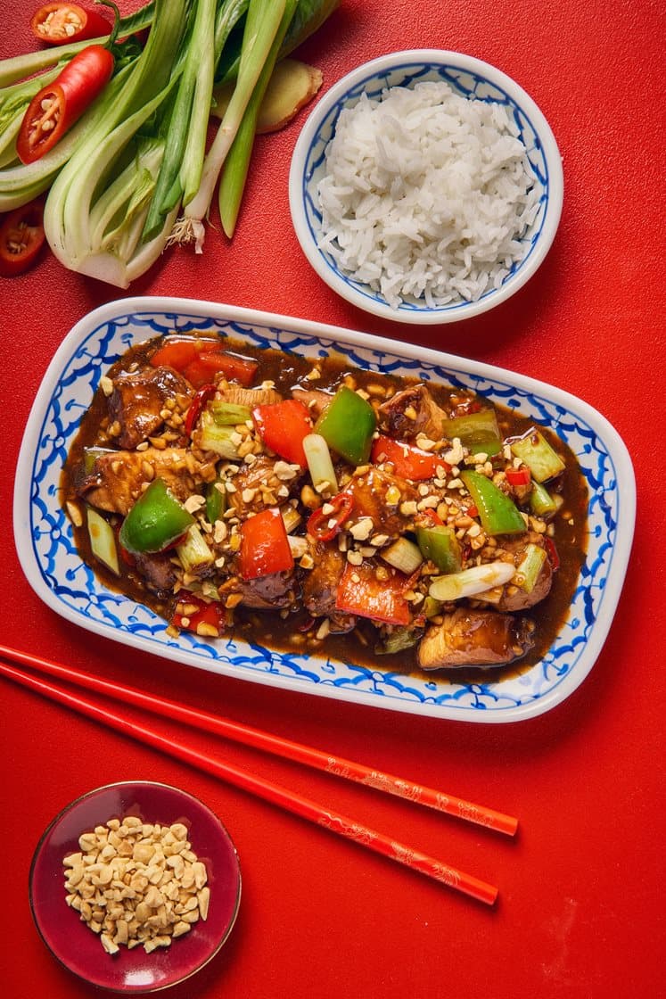 Kung Pao kylling med wokkede grønnsaker, peanøtter og ris 