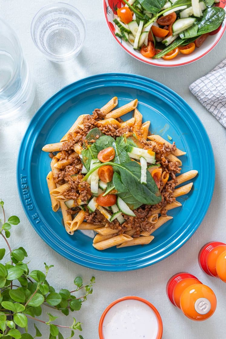 Tyrkisk pasta- Krydret kjøttdeig med cherrytomater, spinat og yoghurtdressing