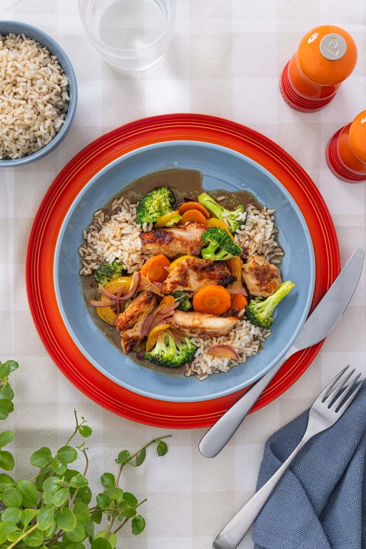 Stir fry med ingefærmarinert kylling, brokkoli og fullkornsris