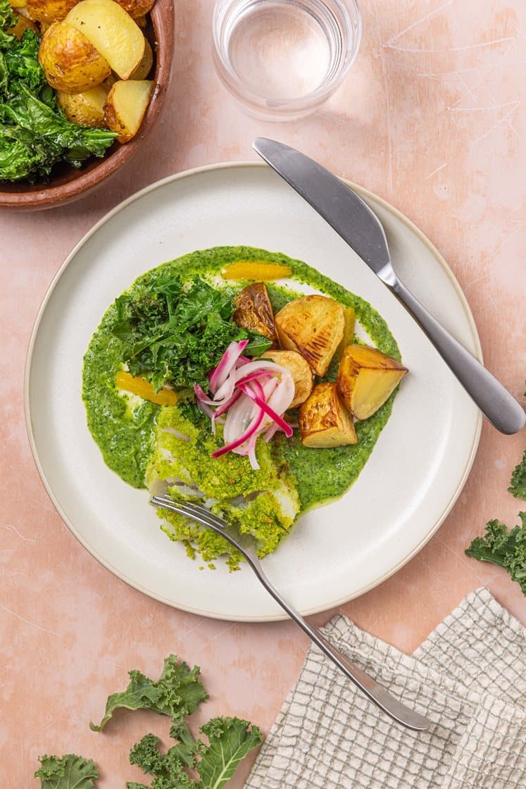 Urtebakt seifilet med stekte poteter, purrekrem, grønnkål og syltet rødløk