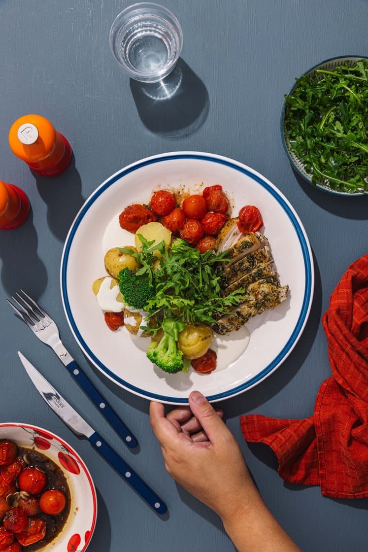 Urtestekt kylling med ovnsbakte tomater, brokkoli, kokte poteter, ruccola og ajvar