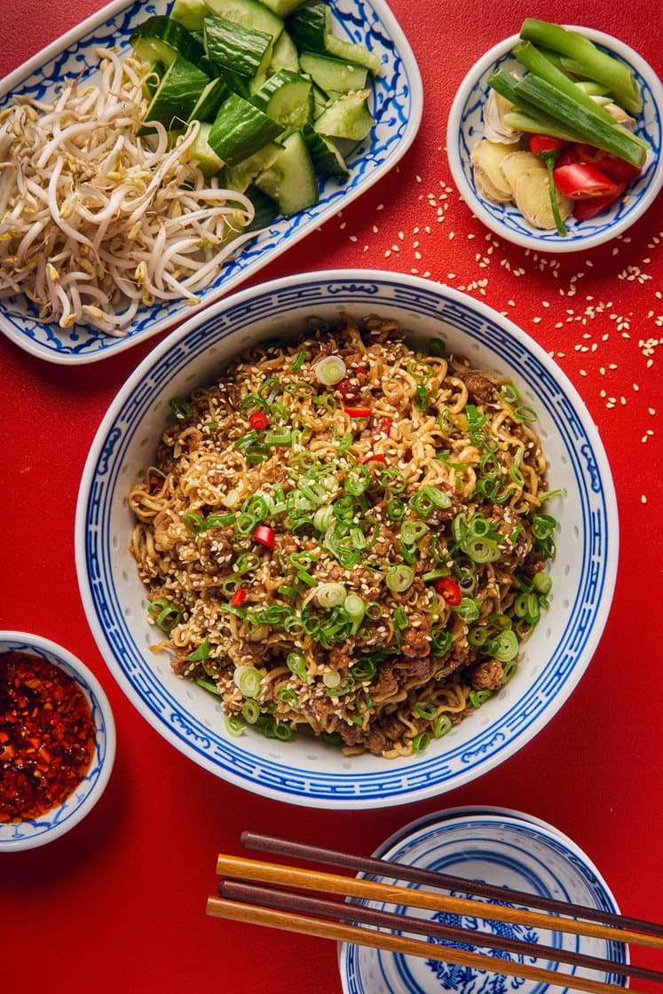 Zhajiangmian- Nudelwok med svinedeig, zhajingsaus og bønnespirer