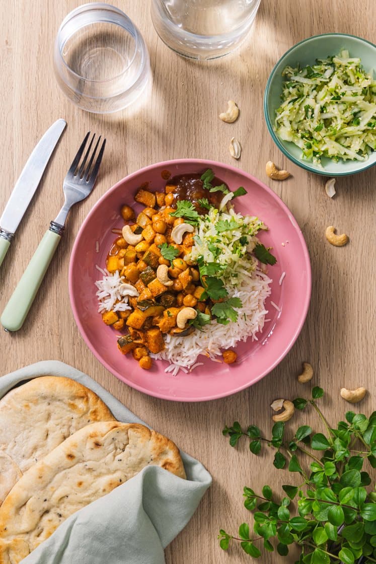 Butter chickpeas med eple- og koriandersalat, cashewnøtter og mangochutney