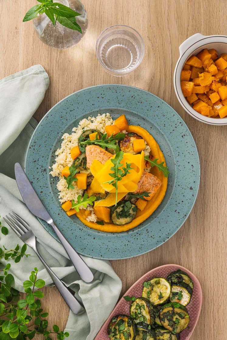 Pannestekt laks med gresskarkrem, couscous, bakt squash og mynte