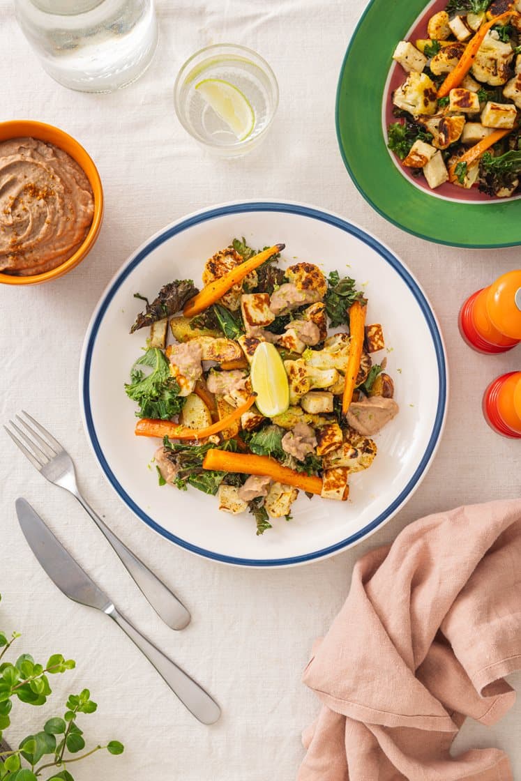 Chilistekte grønnsaker med halloumi og bønnedipp 