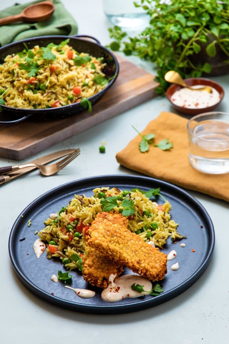 Sprøbakt sei med tomatsalsa, krydderris, chilirømme og koriander