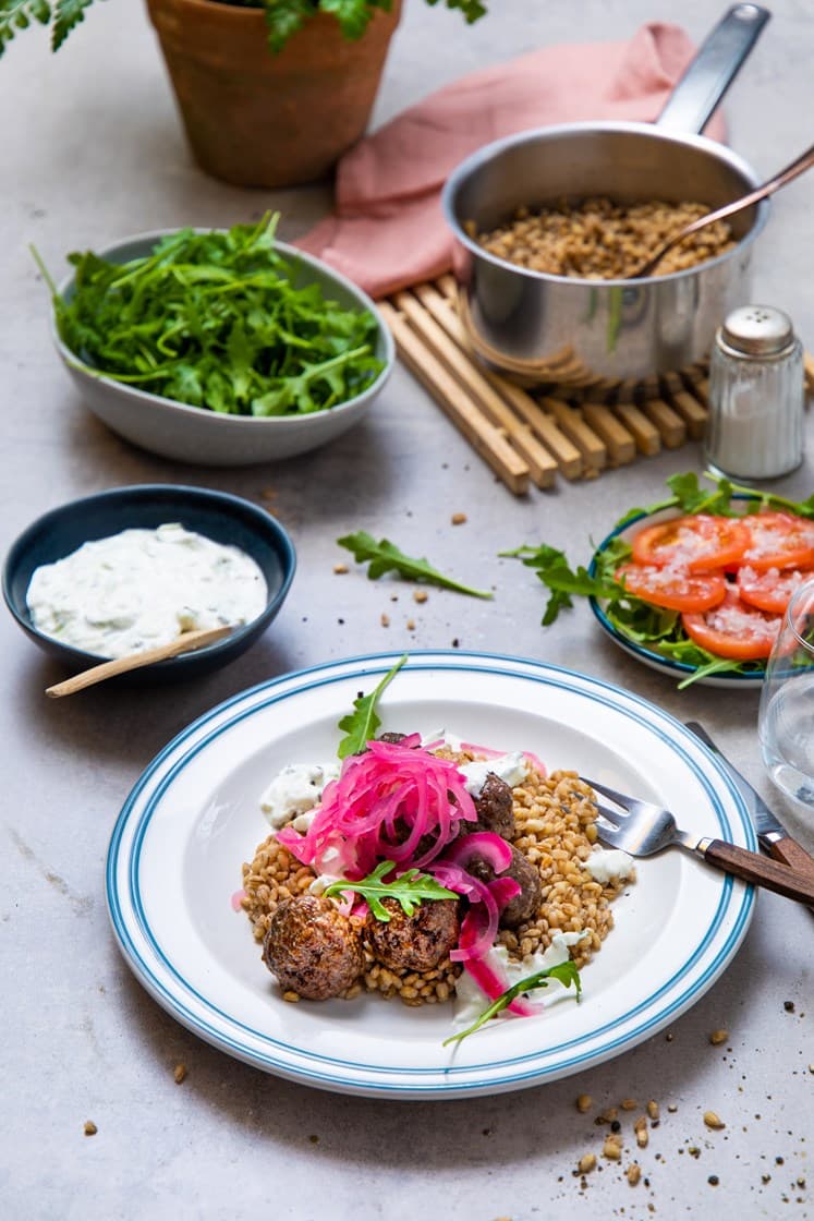 Chorizoboller med tomatsalat, syltet rødløk og tzatziki