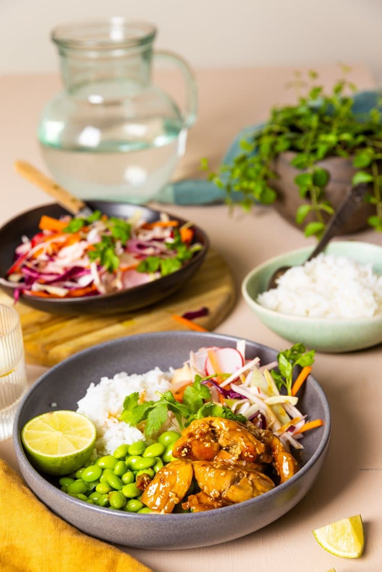 Kylling i soya- og ingefærsaus med asiatisk coleslaw og ris