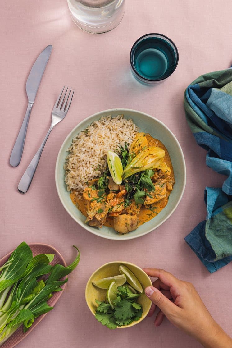 Rød curry med seifilet, fullkornsris, pak choy og koriander 