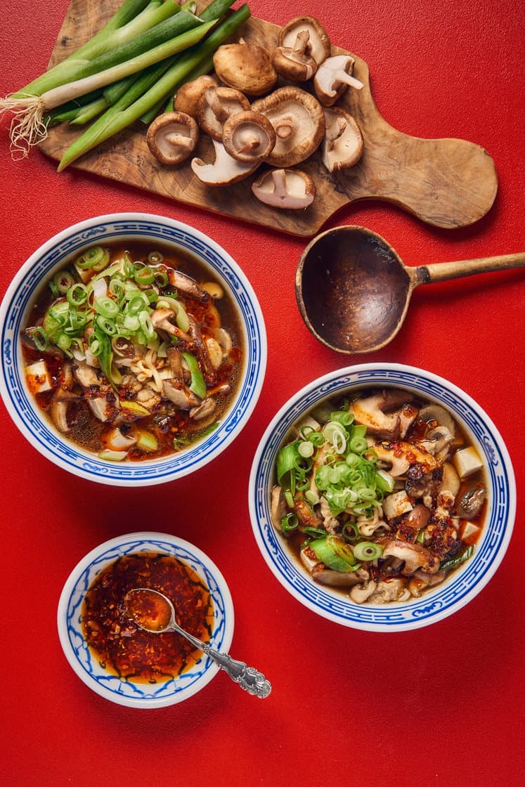 Kinesisk-inspirert nudelsuppe med tofu, chiliolje, sopp og egg