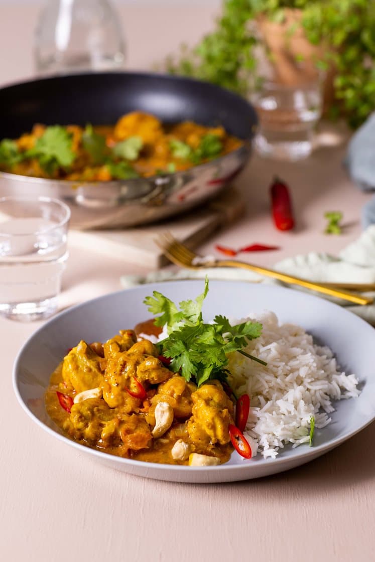 Tomatisert kylling- og kokoskarri med koriander og ris
