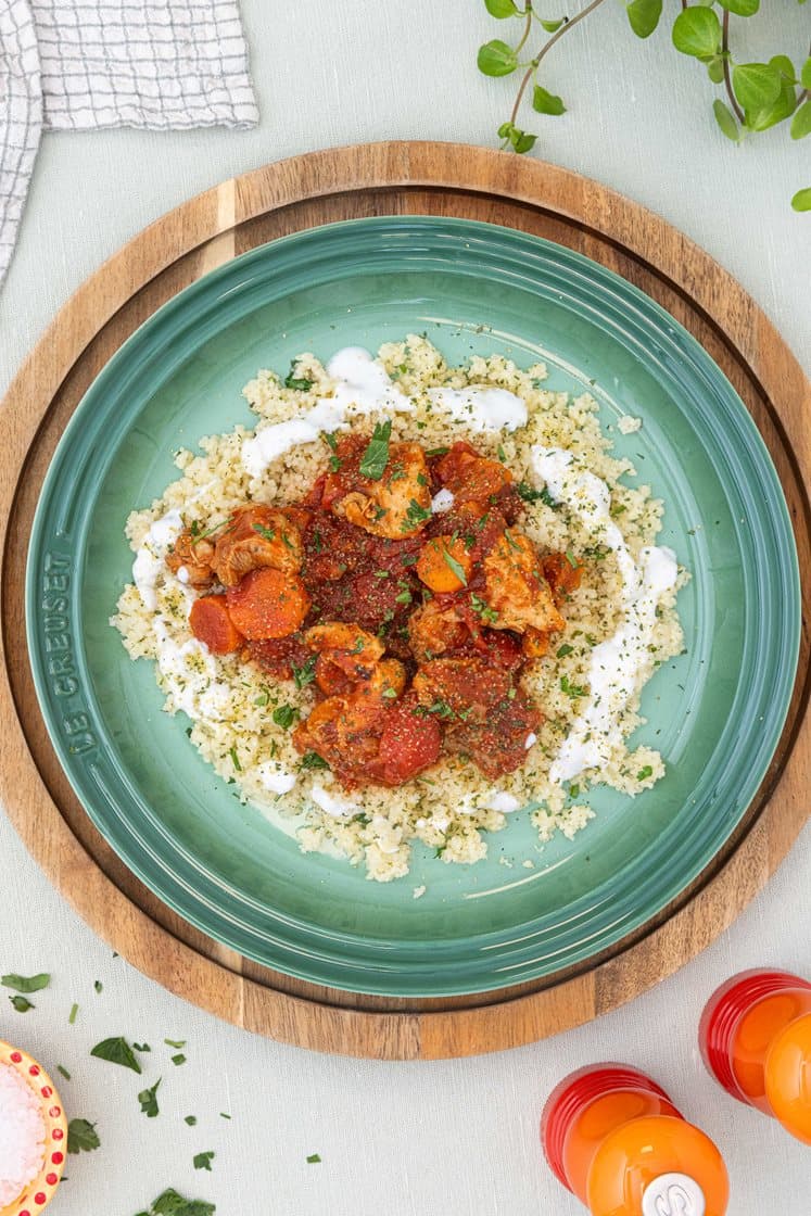 Kylling i krydret tomatsaus med tørkede aprikoser og urtecouscous