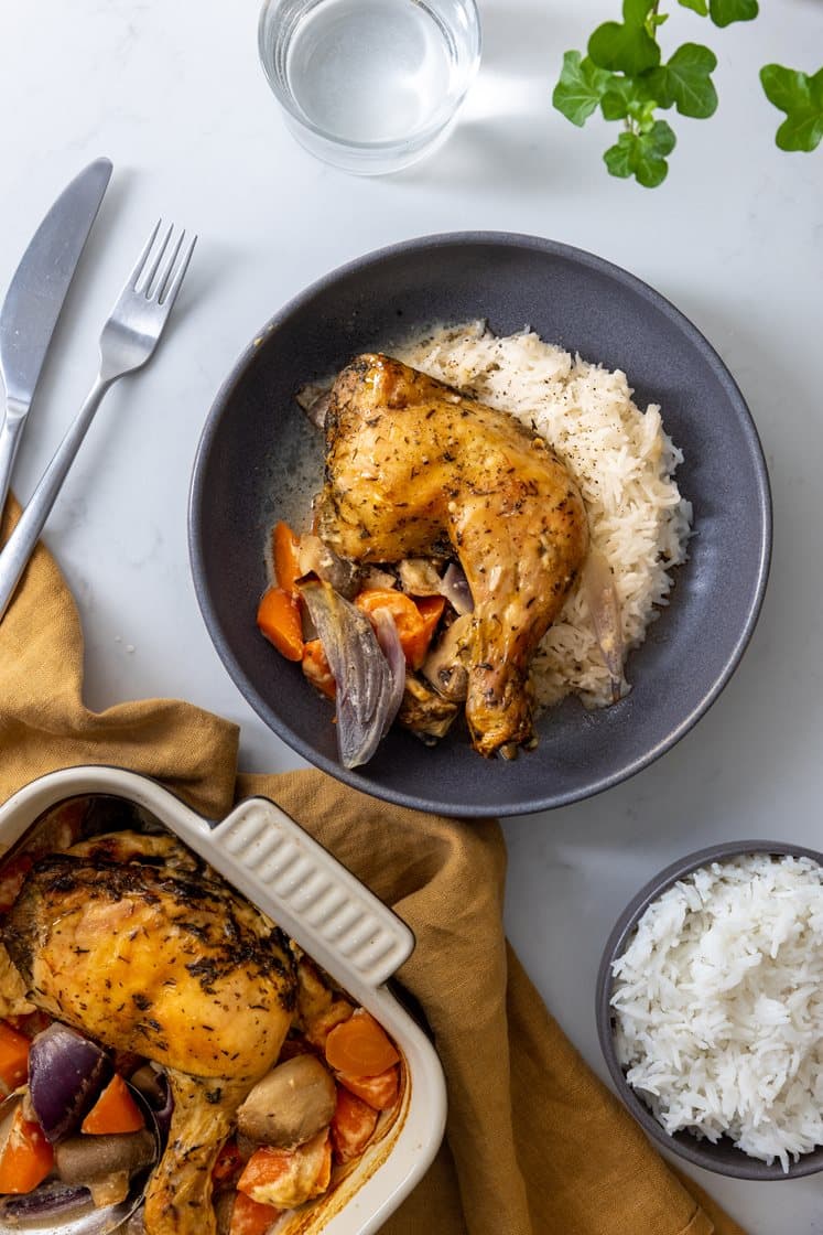 Konfiterte kyllinglår og grønnsaker i fløtesaus med ris