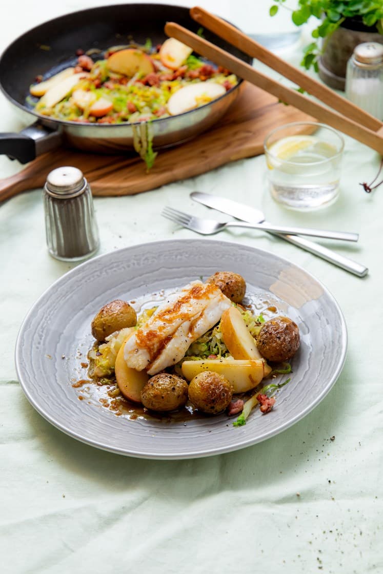 Ovnsbakt torskefilet med kinesisk dippsaus og smørdampet kål med eple